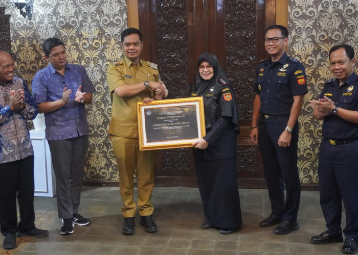 Gembira Diganjar Penghargaan Bea Cukai, Bupati Jepara : Siap Bersihkan Jepara dari Rokok Ilegal