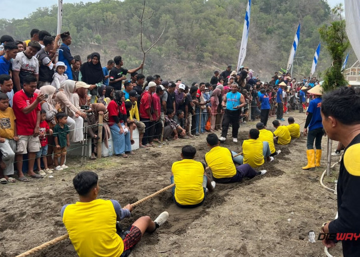 Libur Melaut, Nelayan Kebumen Adu Kuat Tarik Tambang di Pantai Karangbolong