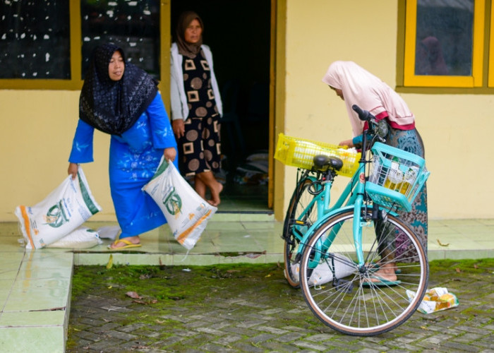 Ada perbedaan antara Banpang tahap pertama dengan tahap kedua. Untuk tahap pertama langsung diberikan sekali, masing-masing 10 kilogram per KPM. Sehingga satu KPM memperoleh 20 kilogram beras. (Achmad Fazeri/Disway Jateng)