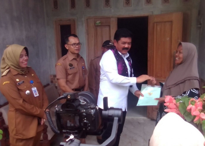 Datangi Rumah Warga Desa Bengle Kabupaten Tegal, Menteri ATR/Kepala BPN Serahkan Sertifikat PTSL 