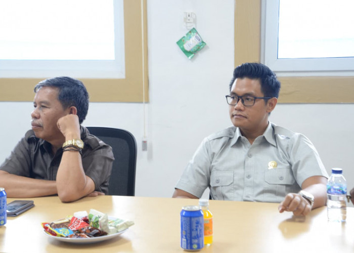Jalan Rusak Kepung Desa Lebeteng Tegal, Warga Curhat Langsung ke DPRD