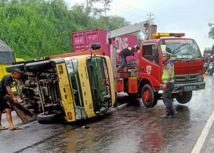 Truk Frozen Terguling di Bawen Banaran Kopi Sebabkan Jalur Semarang Solo Macet