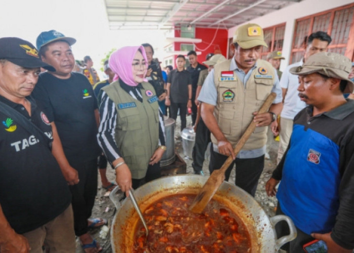 Pj Gubernur Jateng Serahkan Bantuan Senilai Rp293 Juta Lebih saat Tinjau Banjir di Grobogan 