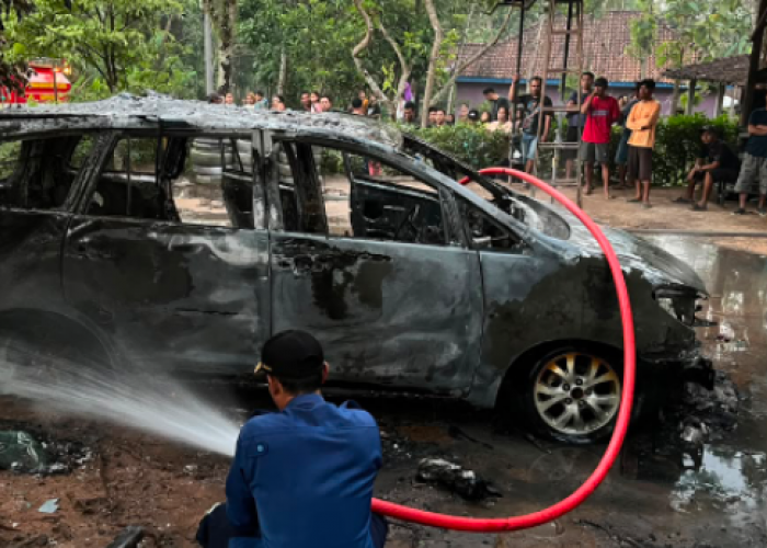 Toyota Kijang Innova Sedang Dilas Terbakar di Boyolali, Kerugian Rp110 Juta