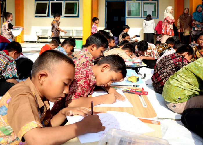 Siswa SD Muhammadiyah 1 Kota Tegal Dilatih Membuat Sketsa Batik