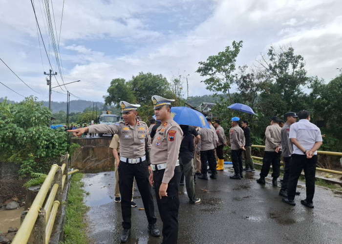 Bencana Longsor dan Banjir, Satlantas Polres Batang Tinjau Kerusakan Jalur dan Fasilitas Umum