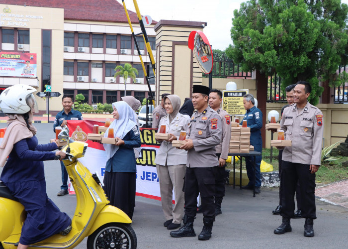 Kampanyekan Kamtibmas dan Berbagi Takjil, Cara Polres Jepara Raih Simpati Warga