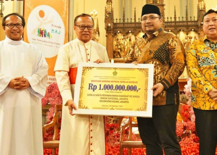 Gus Yaqut Serahkan Bantuan Rp1 Miliar untuk Gereja Katedral Jakarta