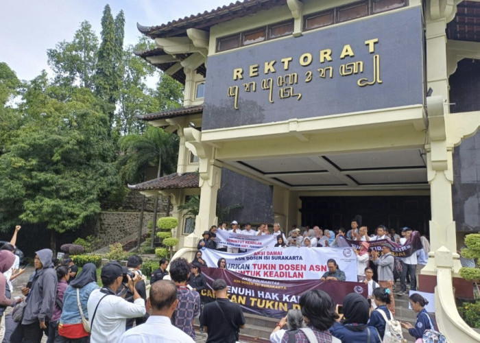 Ratusan Dosen ISI Solo Demo Tuntut Tunjangan Kinerja yang Tertunda Sejak 2020