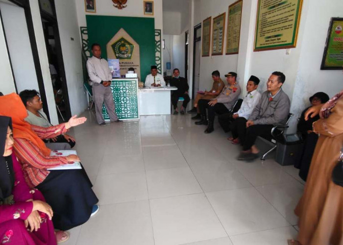 Tuntut Pengembalian Tabungan, Nasabah BMT Talang Tegal Kepung Eks Manajer di KUA Dukuhturi