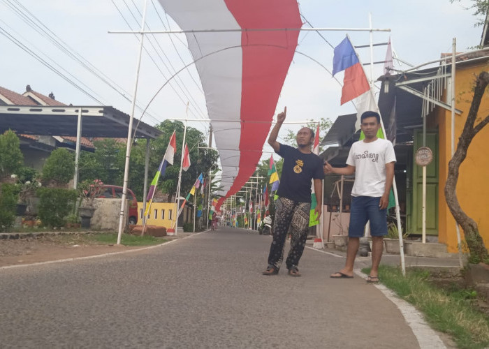 Nasionalisme ala Warga Denasri Kulon Batang, Bendera 250 Meter Disandingkan Lengko Sepanjang Jalan