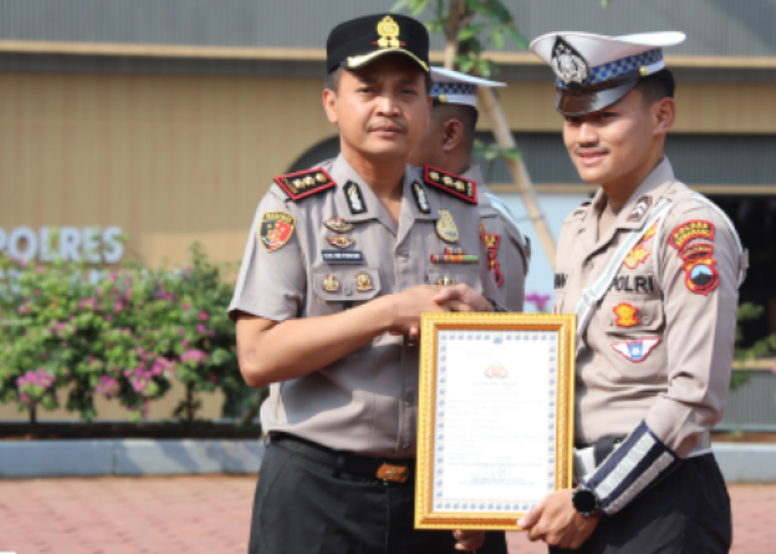 Personel Polres Semarang Terima Kenaikan Pangkat dan Pengabdian 