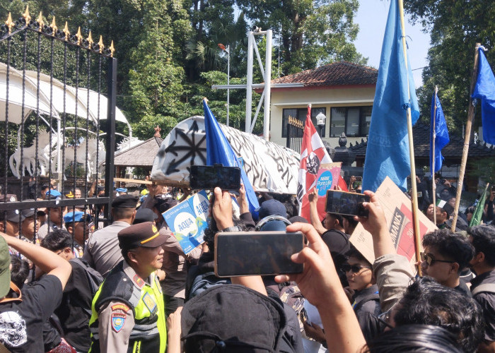 Aksi Ratusan Aliansi Salatiga Menggugat Bentrok Fisik dengan TNI Polri di Gerbang DPRD Salatiga