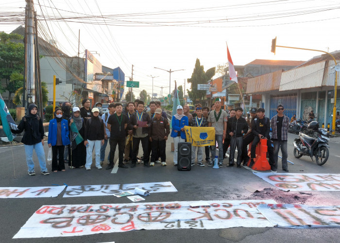 Aksi Bakar Ban Warnai Demo Mahasiswa Pemalang Tuntut MBG dan Koperasi Merah Putih Dihentikan
