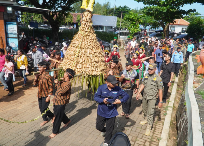 Ribuan Kupat Lepet Diserbu Warga, Puncak Pesta Lomban di Pantai Kartini Jepara