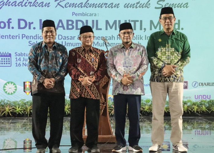 Pulang Kampung Plus Hadiri Milad, Menteri Abdul Mu’ti Dikepung Ribuan Warga Muhammadiyah di Kudus