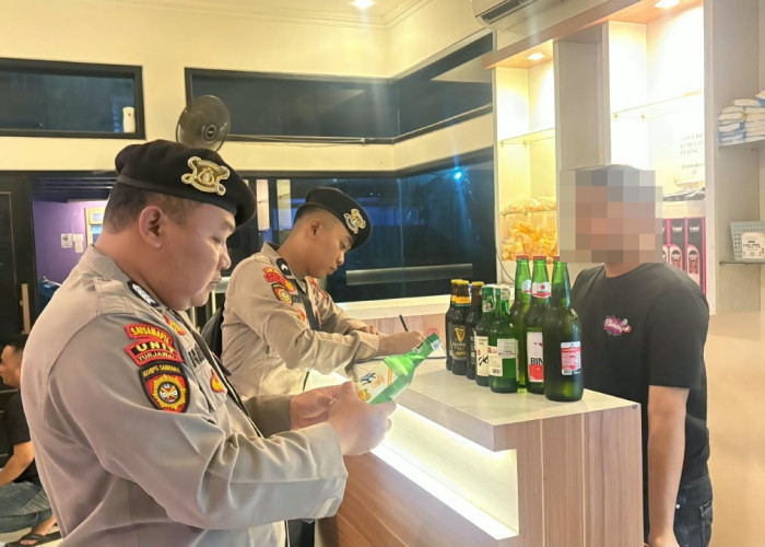 Razia Dini Hari di Kafe Kajen, Polisi Sita Puluhan Botol Miras