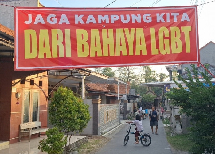 Usai Penggerebekan Dugaan Pasangan Sejenis di Comal, Warga Pasang Spanduk Penolakan LGBT