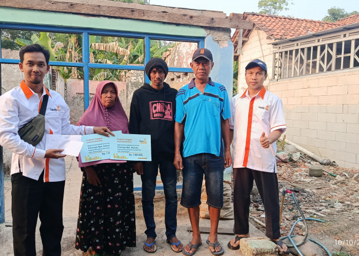 LAZISMU Pekalongan Salurkan Bantuan untuk Dua Korban Kebakaran Rumah di Rowoyoso Wonokerto