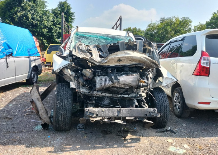 Diduga Kurang Konsentrasi, Toyota Fortuner Sruduk Truk Gandeng 1 Penumpang Meninggal