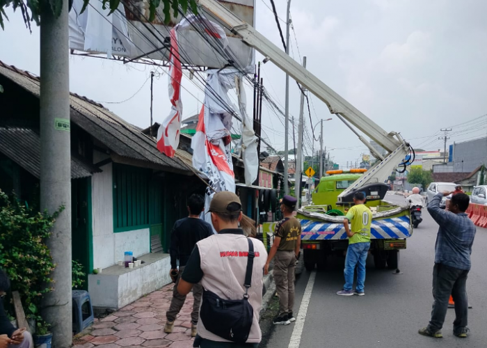 Langsung Dibuang Ke TPA Ngronggo, Bawaslu Salatiga Mulai Tertibkan APK Paslon