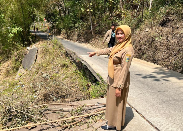 Setengah Badan Jalan Ambrol Sejak 2025, Akses Karanggayam-Kebakalan Kian Mengkhawatirkan