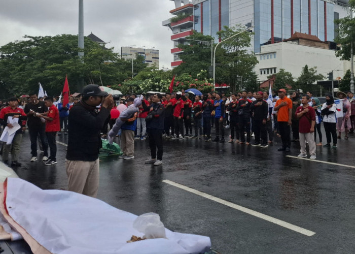 Diguyur Hujan, Ratusan Buruh di Jateng Tuntut Pembatalan Revisi UMSK