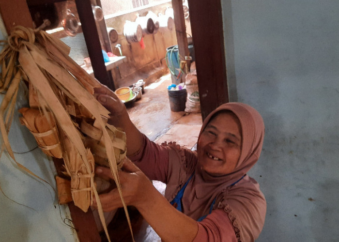 Makna Tersembunyi Tradisi Gantung Ketupat dan Lepet, Simbol Minta Maaf Saat Lebaran