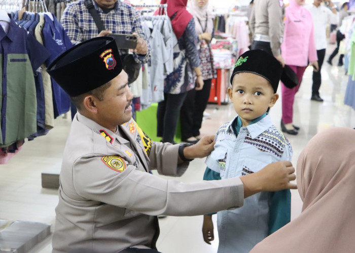 Momen Haru, Kapolres Grobogan Ajak Anak Yatim Piatu Belanja Baju Lebaran 