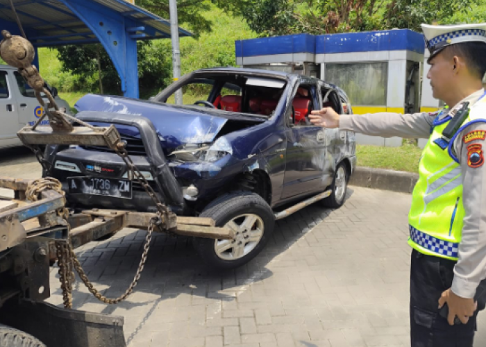 Manuver Memotong Jalur, Dua Kendaraan Pemudik Terlibat Kecelakaan di Tol Semarang–Solo