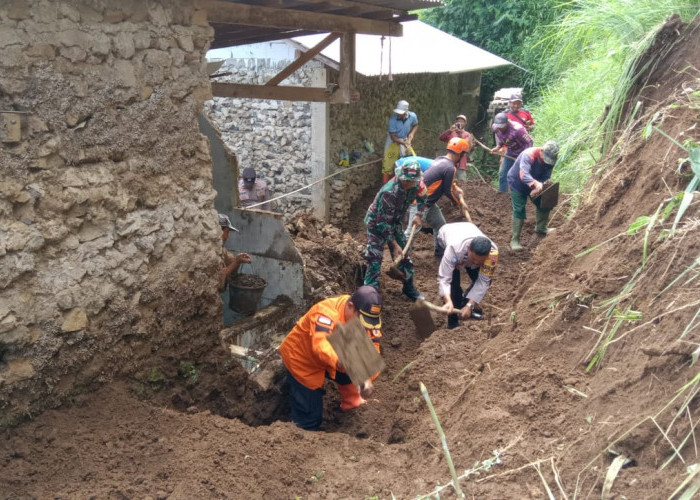 Longsor Timbun Rumah Warga Desa Dukuhbenda Kabupaten Tegal 
