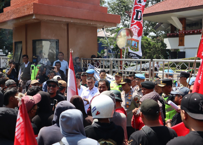 Massa Gelar Aksi Damai di DPRD Kudus, Kapolres Pastikan Pengamanan Humanis