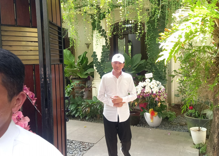 Kenakan Atribut PSI Saat Bertolak ke Lampung, Jokowi Ingin Partai Jadi Kekuatan Politik Besar