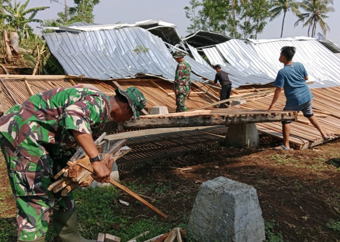 Hujan Deras dan Angin Kencang Robohkan Rumah Warga Sumurkidang Kabupaten Pemalang 