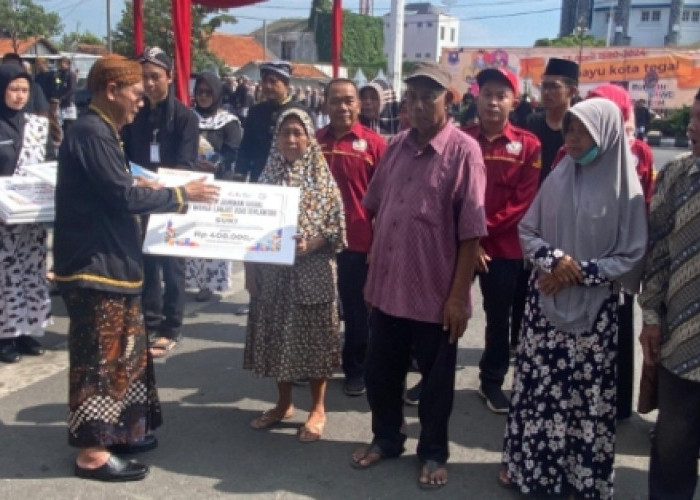 Pj Wali Kota Tegal Dadang Somantri Serahkan Bantuan kepada PMKS