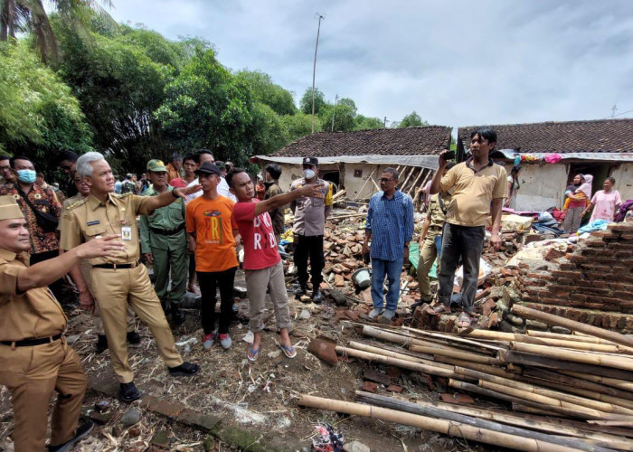 Cek Banjir Brebes, Ganjar Beri Bantuan Rehab Rumah Hingga Peralatan Sekolah