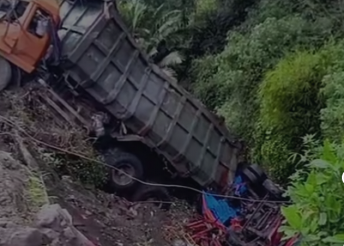 Gagal Nanjak di Bedono Jambu, Truk Dump Hantam Truk Kayu Hingga Terjepit di Jurang, Satu Orang Tewas di TKP