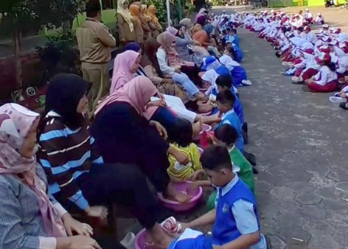 Tradisi Basuh Kaki, Momen Haru yang Menutup MPLS di SD Pakintelan 