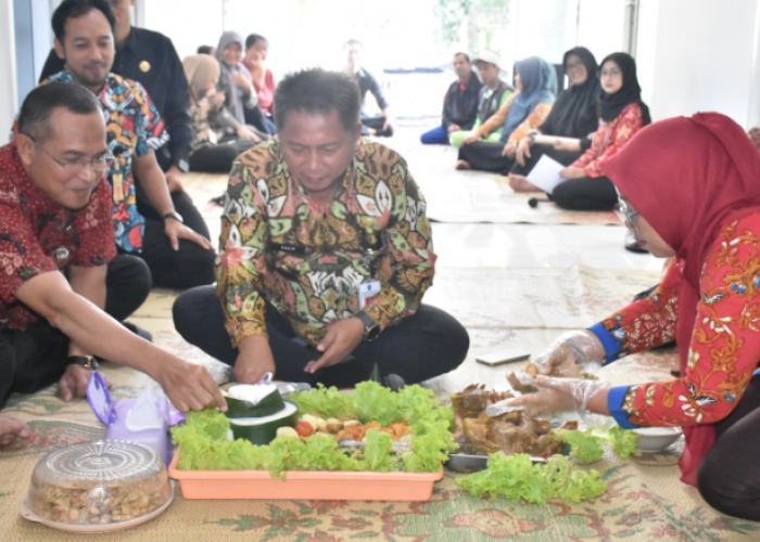 Yasip Beri Wejangan Kepada Pegawai DLH Sambil Lesehan Potong Ingkung 