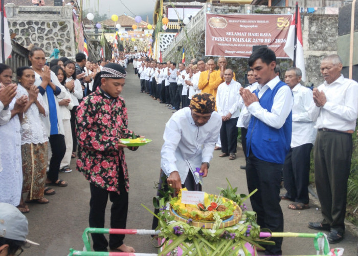 290 Umat Buddha Dusun Thekelan Desa Batur Getasan Rayakan Tri Suci Waisak di Punggung Gunung Merbabu