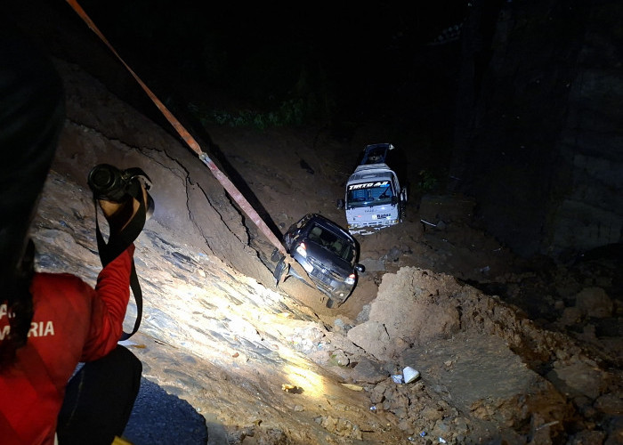 Kawasan Wisata Religi Sunan Muria Kudus Dihantam Longsor, Dua Mobil Hanyut ke Jurang 