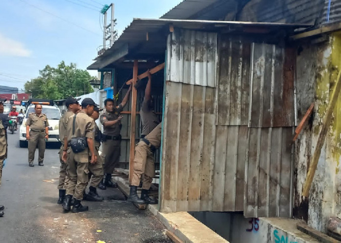 Satpol PP Kota Semarang Bongkar Lapak di Jalan Gajah Raya, PKL Berdiri di Pedestrian