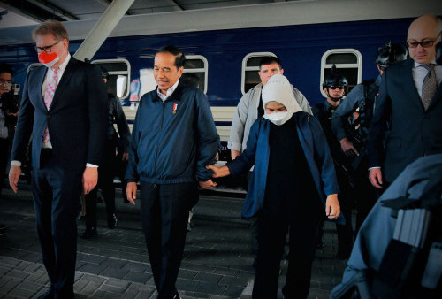 Presiden Jokowi Tiba di Ukraina, Paspampres Tenteng Senjata Laras Panjang