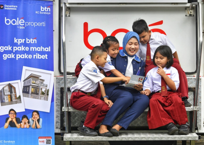 Seorang teller dari BTN KC Surabaya memberikan edukasi kepada murid-murid soal menabung sejak dini dan manfaatnya lewat program tabungan Simpanan Pelajar (Simpel) di SD HangTuah 12 Surabaya, Jawa Timur, Selasa (3 Maret 2026). (Achmad Fazeri/Disway Jateng)