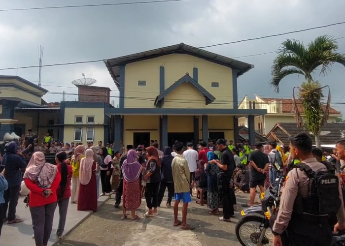 Ratusan Warga Karangtalun Bandungan Desak  Kadus Hariyadi Mundur, Diduga Gelapkan Dana PKH