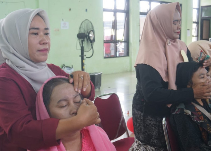 Hari Ibu 2024, Kocaknya Ibu-Ibu Pekalongan Barat Lomba Make Up tanpa Kaca