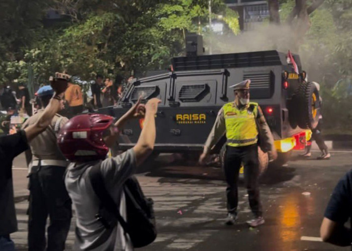 Aksi Mahasiswa di Semarang Ricuh, Polisi Kerahkan Water Cannon dan Kendaraan RAISA Bubarkan Massa