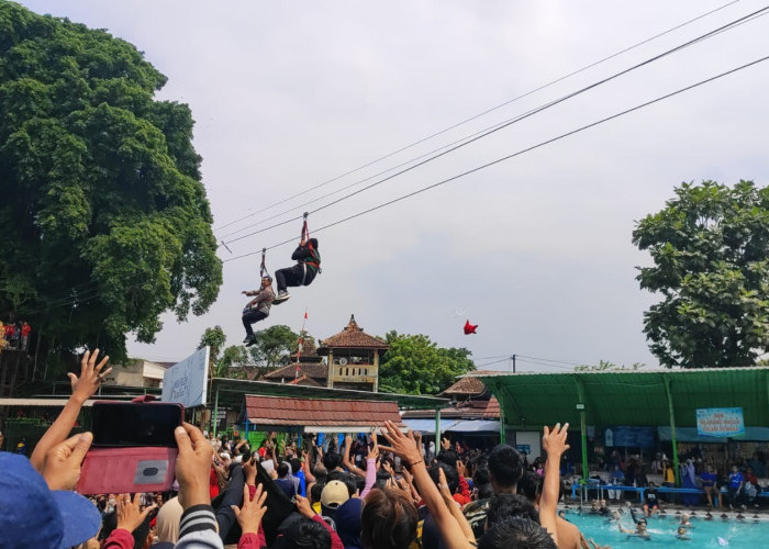 Sebar Rp5 Juta, Warga Berebut Uang Pecahan 5 Ribu Hingga 100 Ribu di Umbul Pelem Klaten Sambut Kemerdekaan
