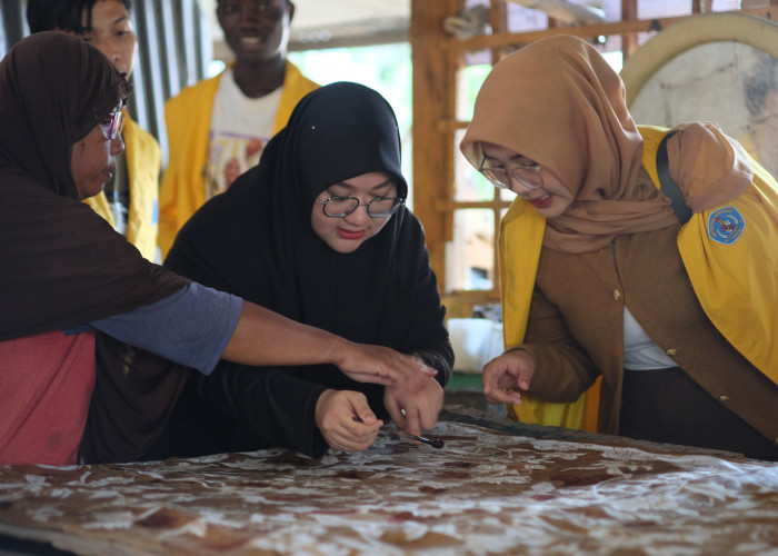 Mahasiswa Hatyai University Thailand Belajar Batik di Tegal 