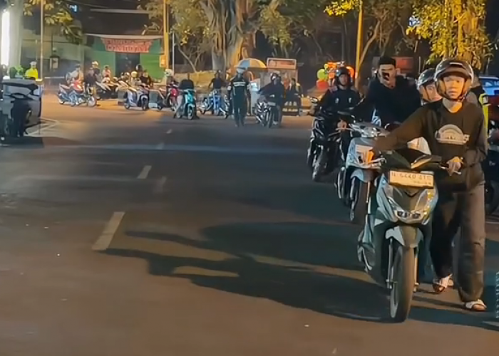 Puluhan Pemuda Dihukum Jalan Kaki Sambil 'Nuntun' Motor Berknalpot Brong Usai Balap Liar